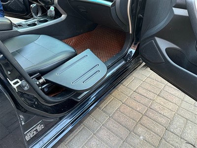 Verfügen Rollstuhl-zu-Auto-Transfervorrichtungen über einen Verriegelungsmechanismus?